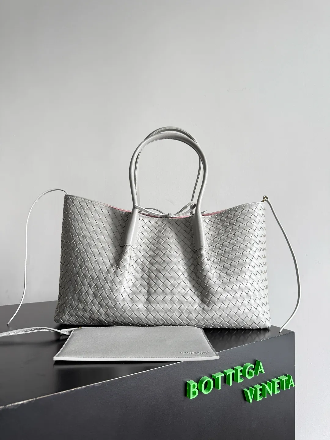 Batch 2660 Bottega Veneta 2025 new product PINACOTECA bag, iconic weaving process, skillfully crafted with 10mm Intrecciato process and equipped with suede lining. Four small strips of leather add character to the design and make the bag more stable. Relaxed yet sophisticated, casual yet refined, suede lining and double-sided design, suitable for shoulder and hand carry. The four straps can be adjusted into different shapes. One pack can be switched between two uses, easily integrating into your daily rhythm. Style number: 817166 Size: 43*23*17.5cm